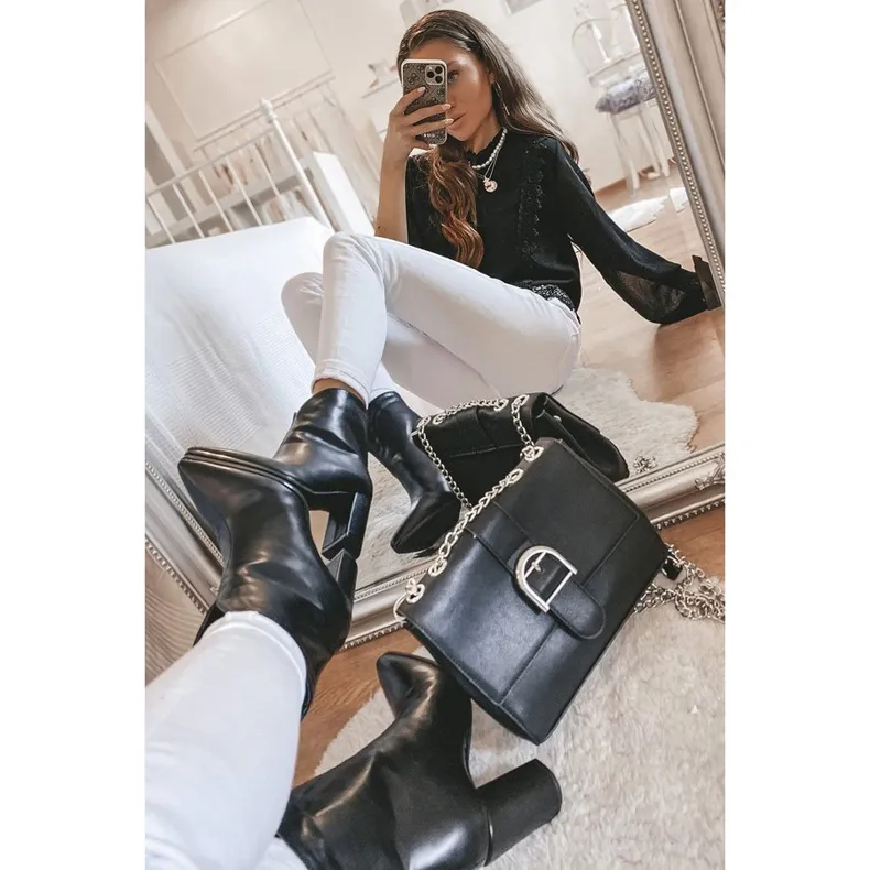 Bottines noires classiques sur le post Melanie le noir