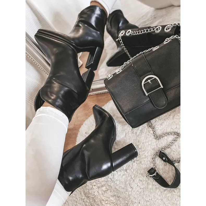 Bottines noires classiques sur le post Melanie le noir