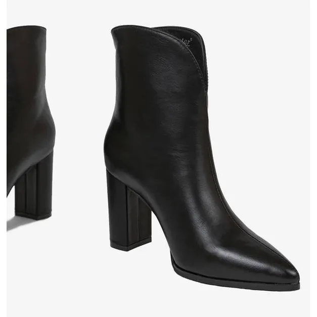 Bottines noires classiques sur le post Melanie le noir