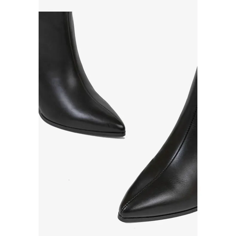 Bottines noires classiques sur le post Melanie le noir