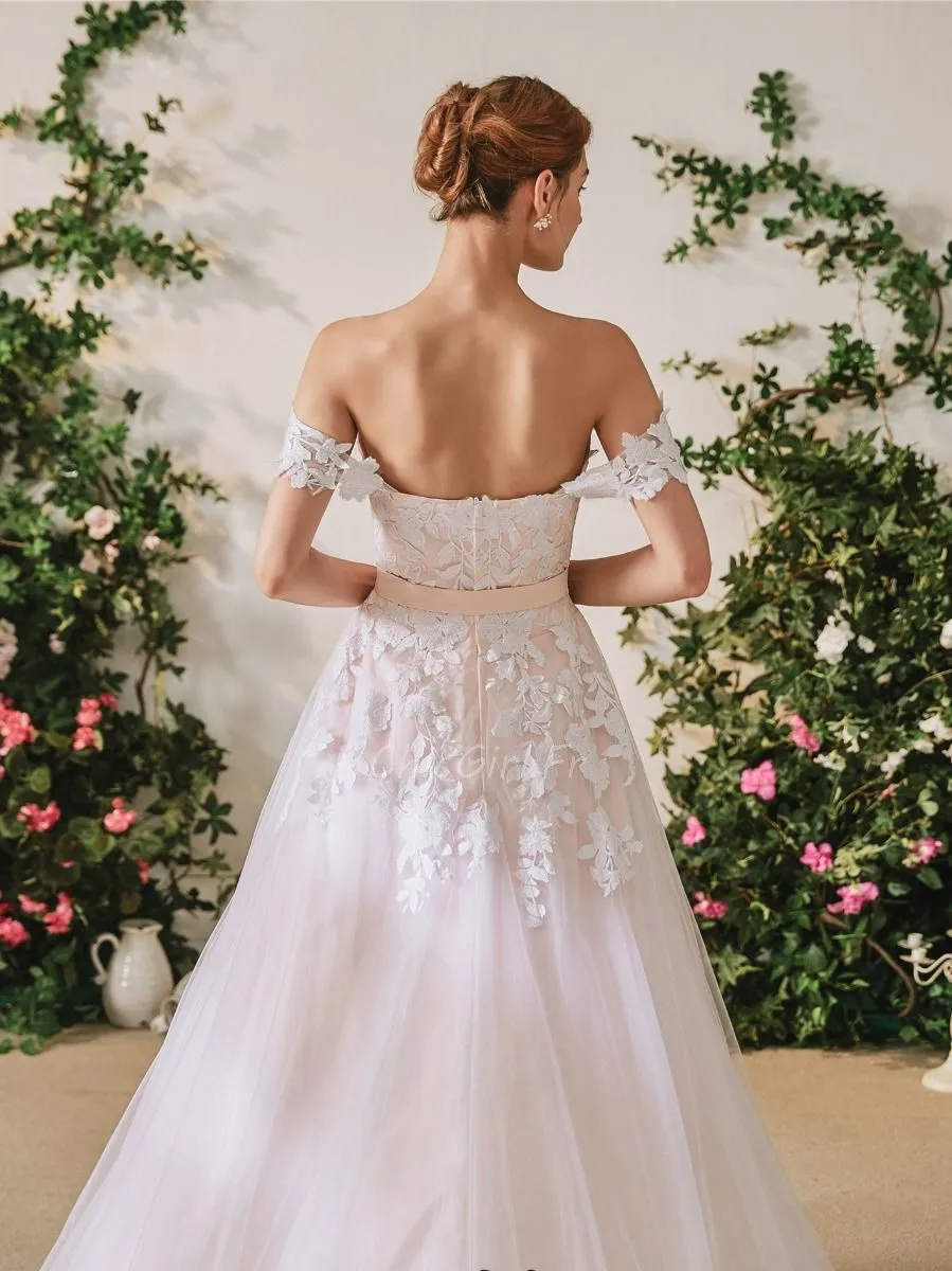 Robe De Mariée Feerique Rose Poudrée Dentelle Fleur Epaule Tombante