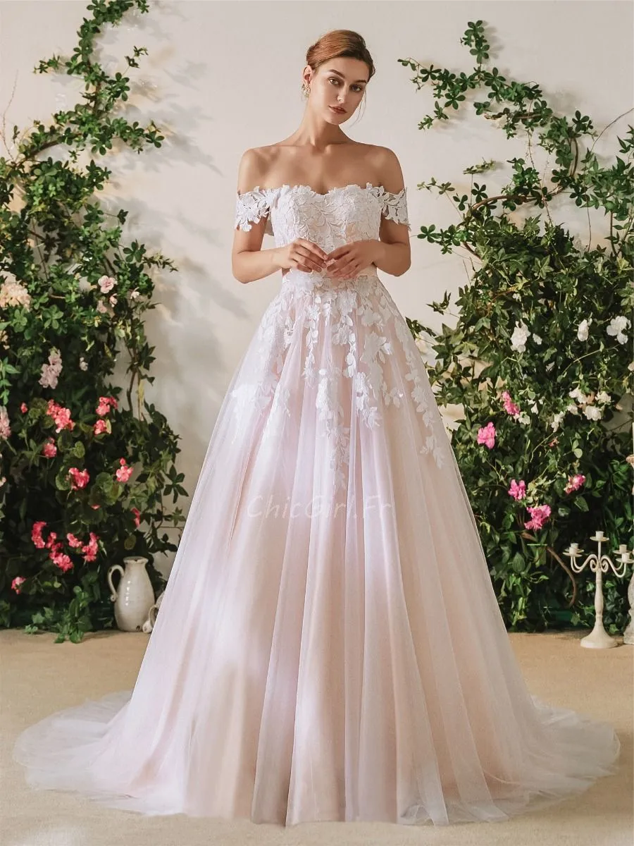 Robe De Mariée Feerique Rose Poudrée Dentelle Fleur Epaule Tombante